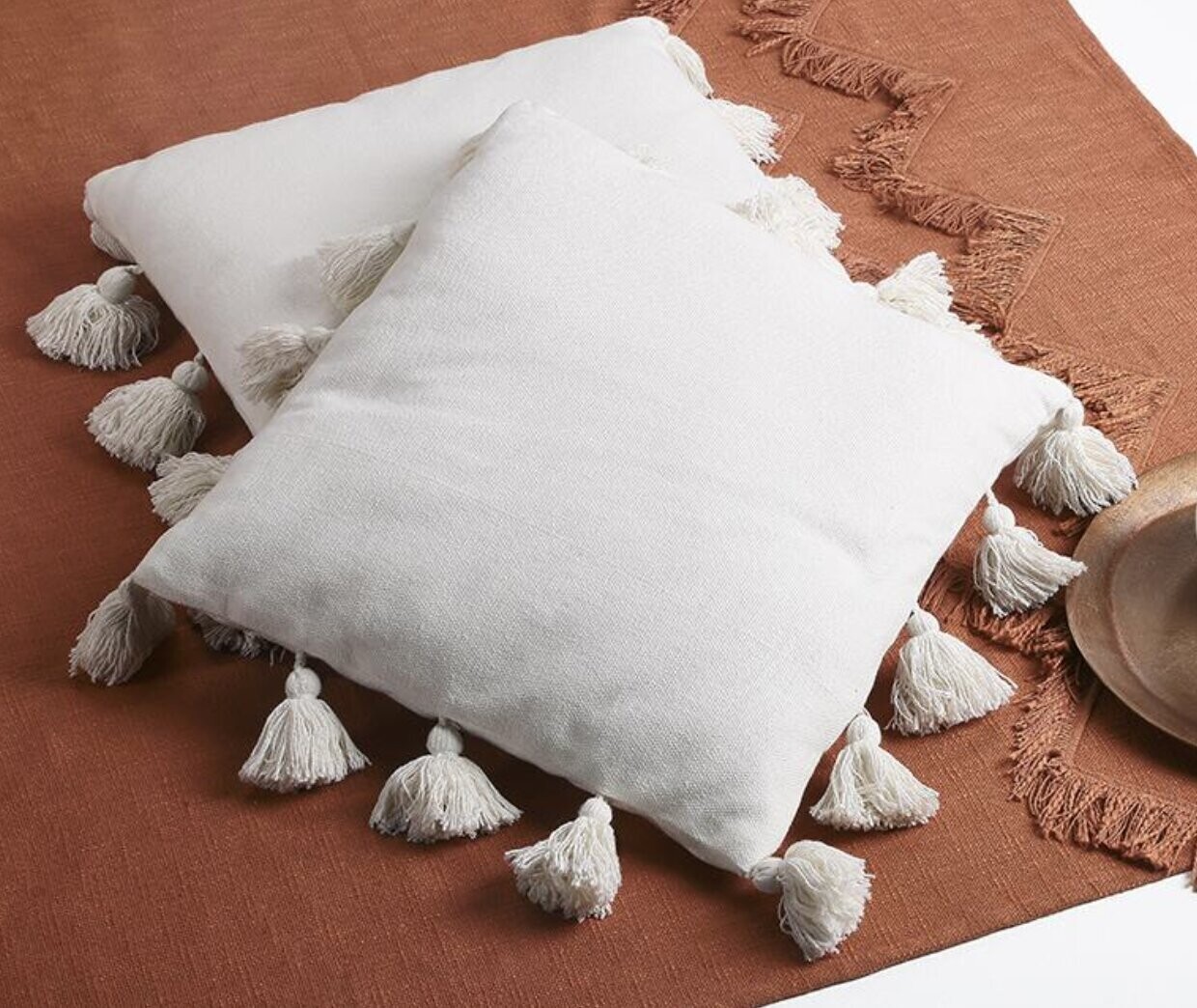 Coussin blanc pompons carré