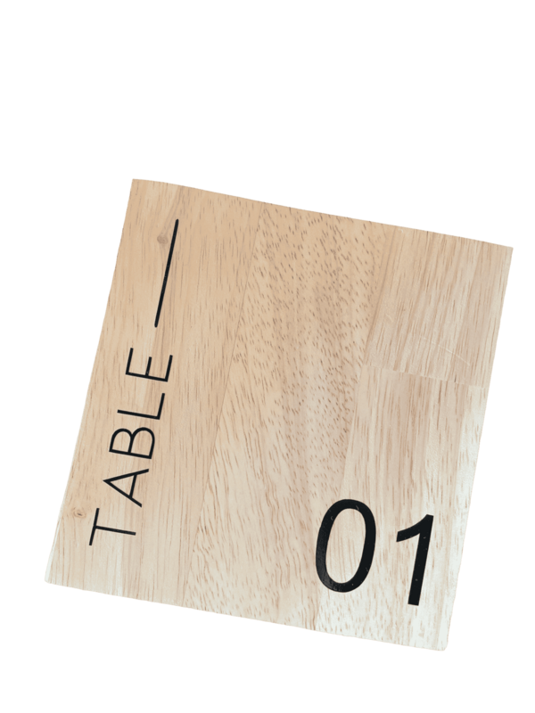 Panneau numéro de table bois clair écriture noire