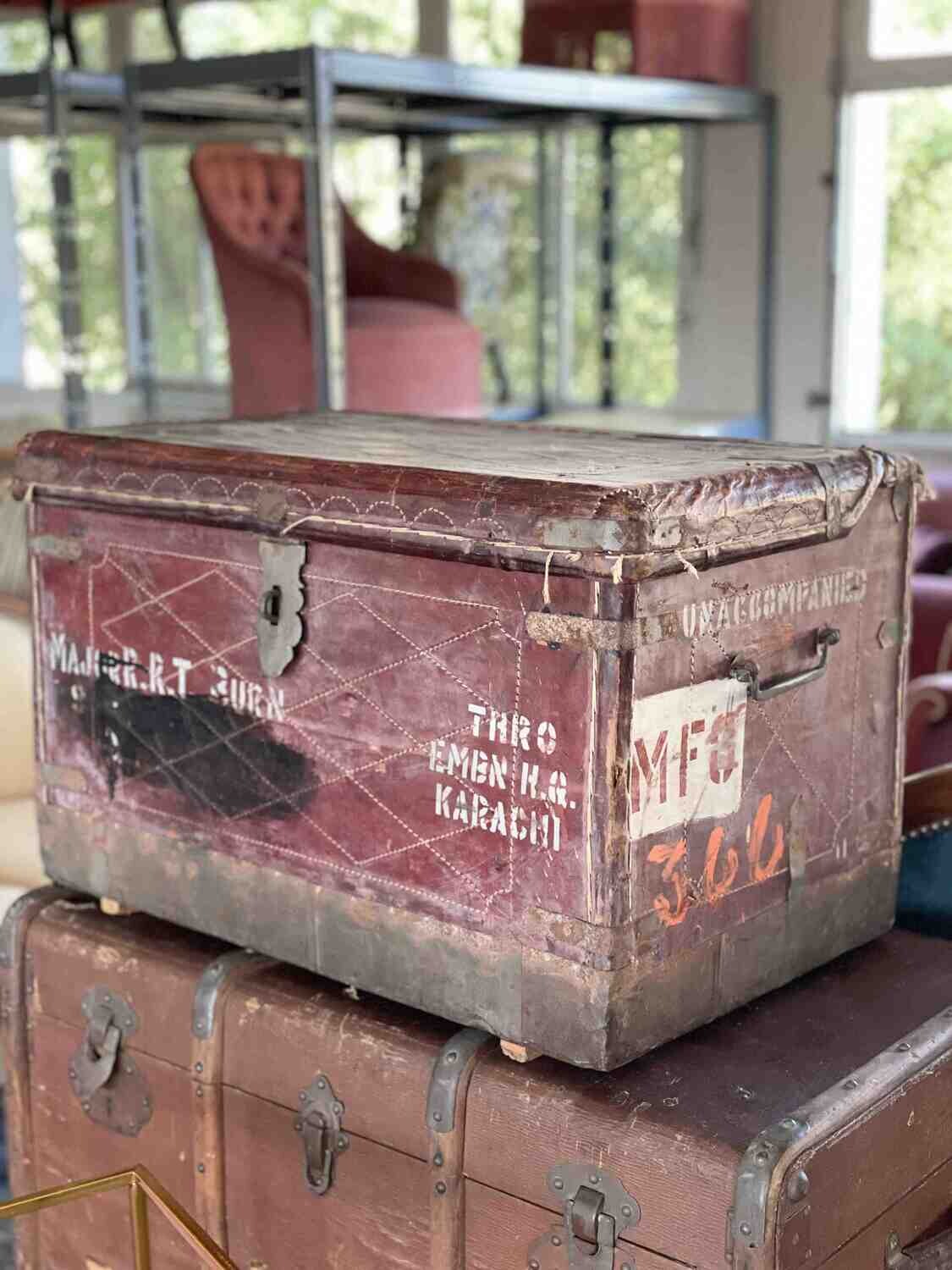 Malle de voyage ancienne cuir bordeaux