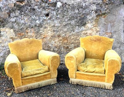 Fauteuil club moustache velours doré