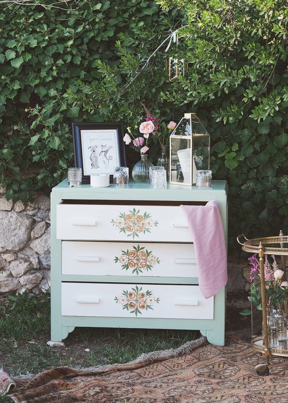 Commode verte fleurie