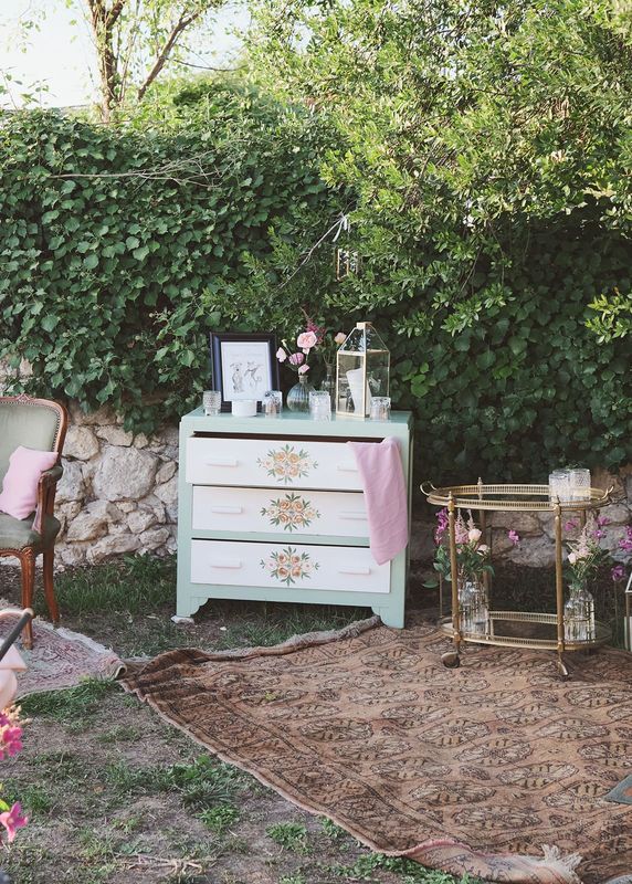 Commode verte fleurie