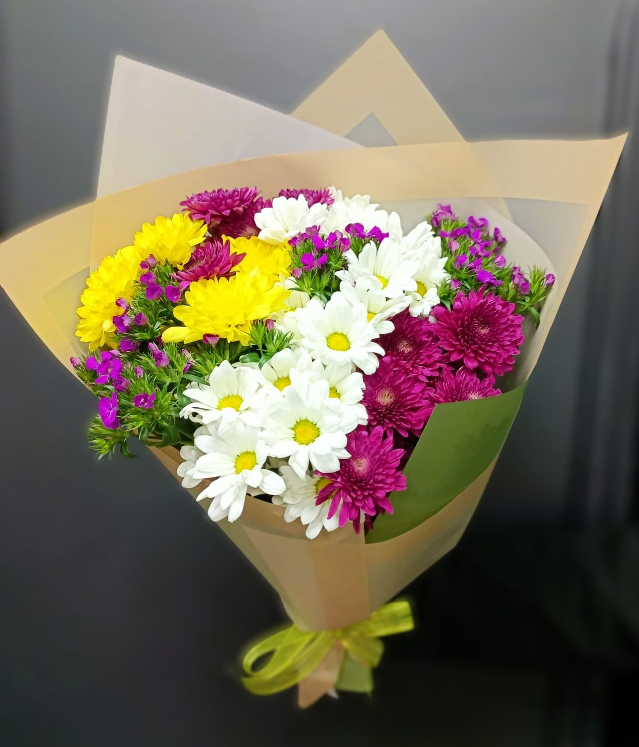 Susurluk çiçekçi Zümrüt Çiçek tarafından hazırlanan taze mevsim çiçekleri buketi