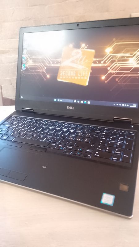 WORKSTATION DELL PRECISION 7530 I7 8TH 12 CORE 32GB 3 NVME 2x256GB+512GB NVIDIA QUADRO P2000 4GB