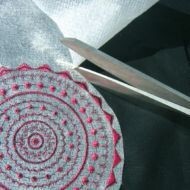 STIFFY Schneidevlies 51g/m2 schwarz und weiss, Meterware 50 cm breit STIFFY Schneidevlies 51g/m2 schwarz und weiss, Meterware 50 cm breit