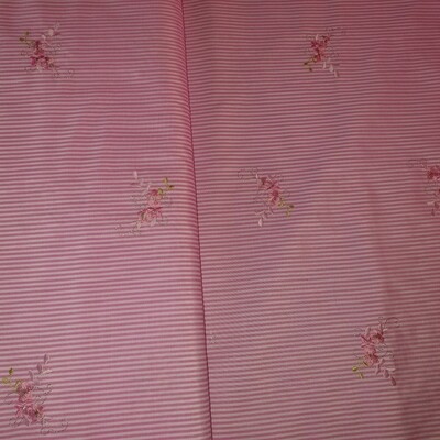 Rosa Streifenstoff mit Stickerei Rosa Streifenstoff mit Stickerei