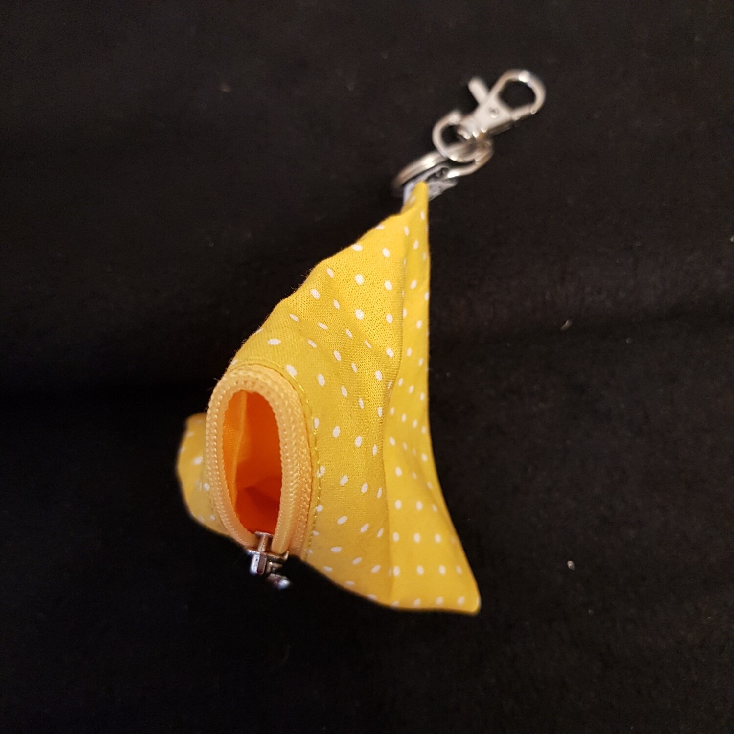 Schlüsselanhänger Pyramide gelb weiss gepunktet Schlüsselanhänger Pyramide gelb weiss gepunktet