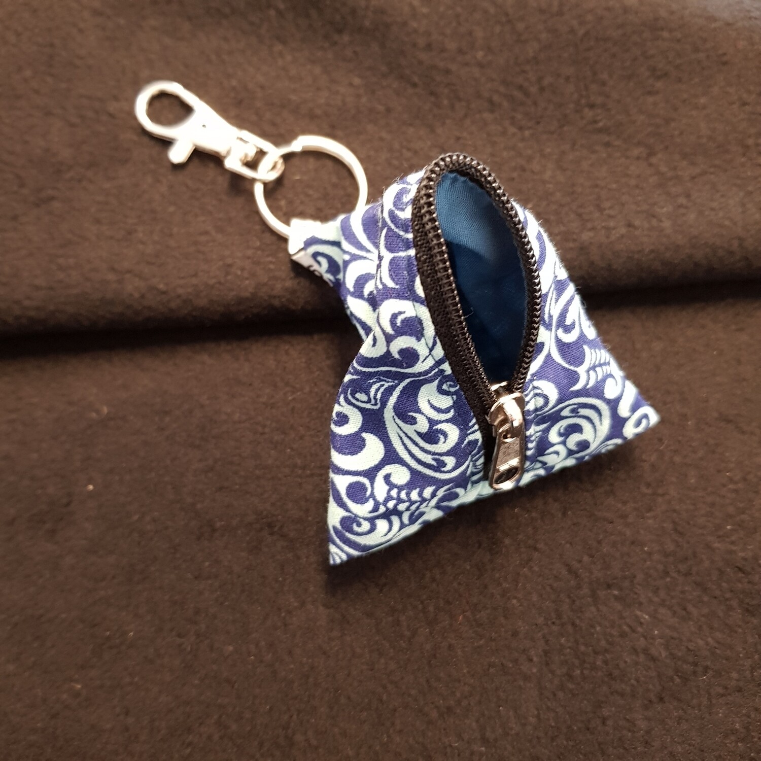 Schlüsselanhänger Pyramide blau gemustert