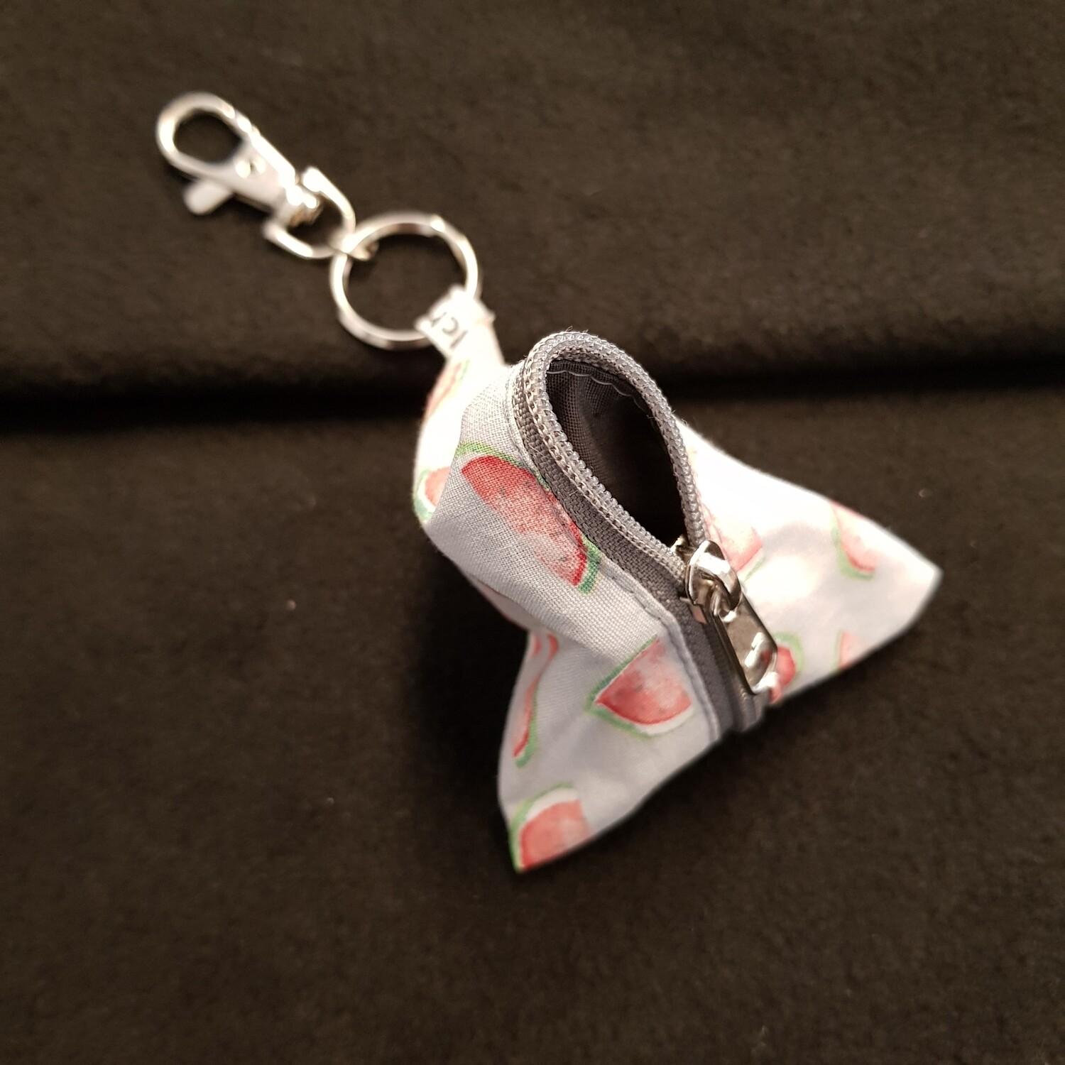 Schlüsselanhänger Pyramide grau melone Schlüsselanhänger Pyramide grau melone