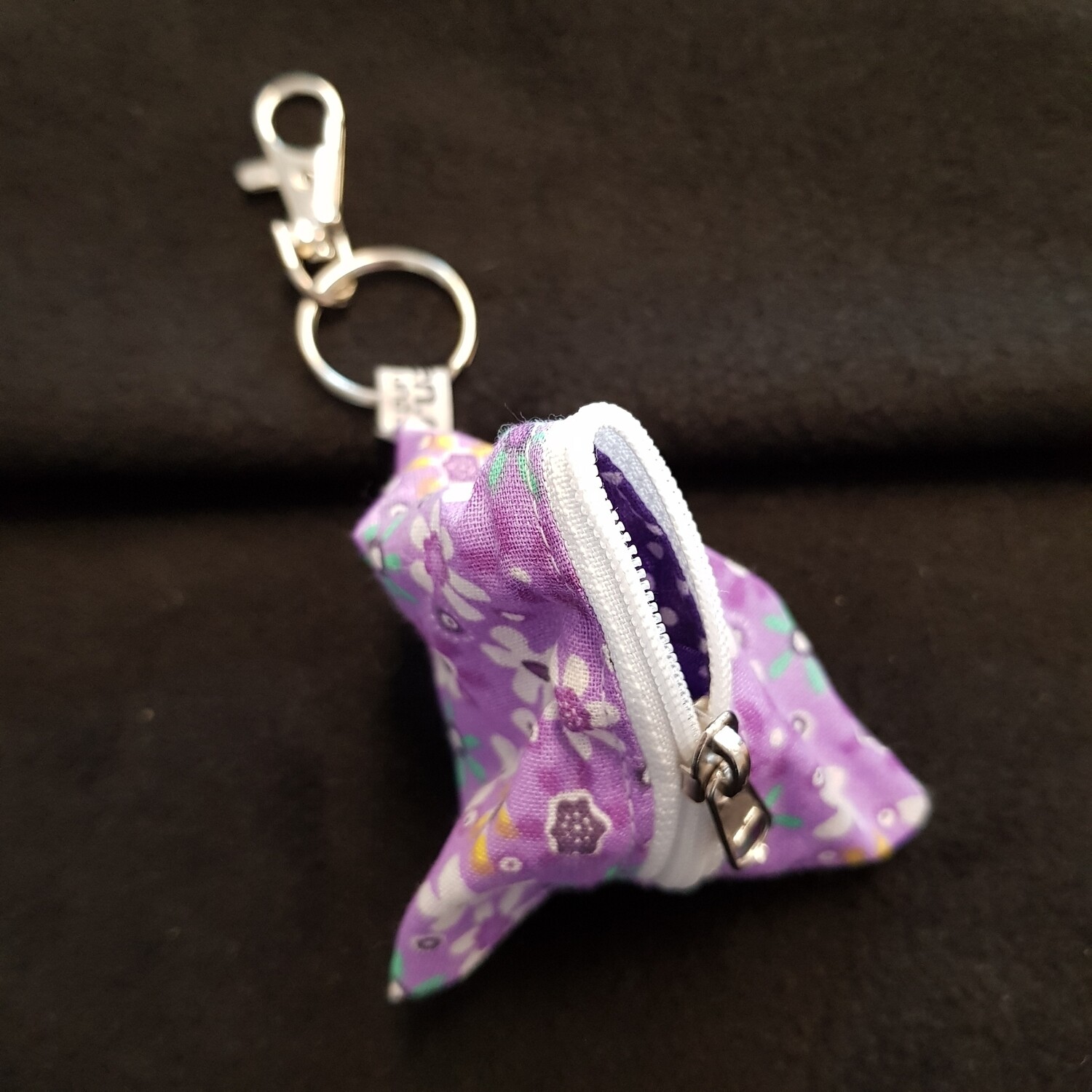 Schlüsselanhänger Pyramide flieder Blümchen Schlüsselanhänger Pyramide flieder Blümchen