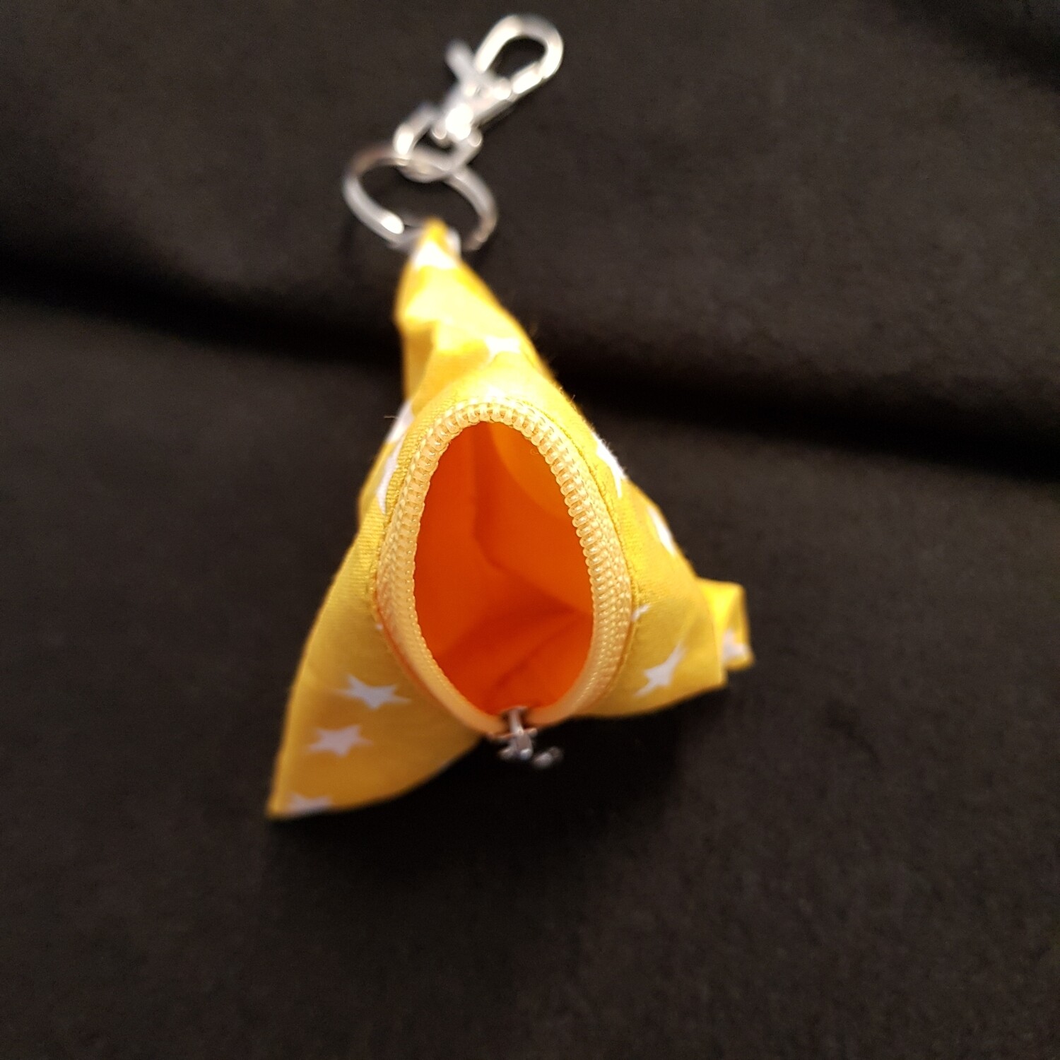 Schlüsselanhänger Pyramide gelb weiss Sterne Schlüsselanhänger Pyramide gelb weiss Sterne