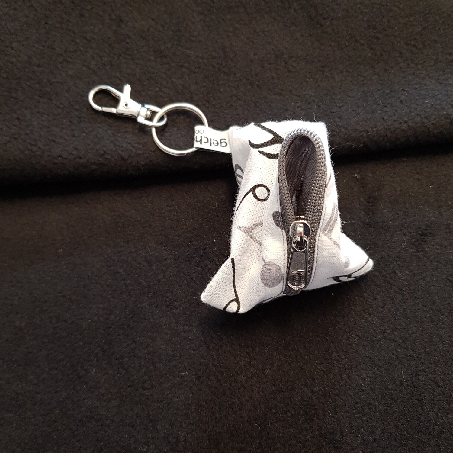 Schlüsselanhänger Pyramide weiss Noten Schlüsselanhänger Pyramide weiss Noten