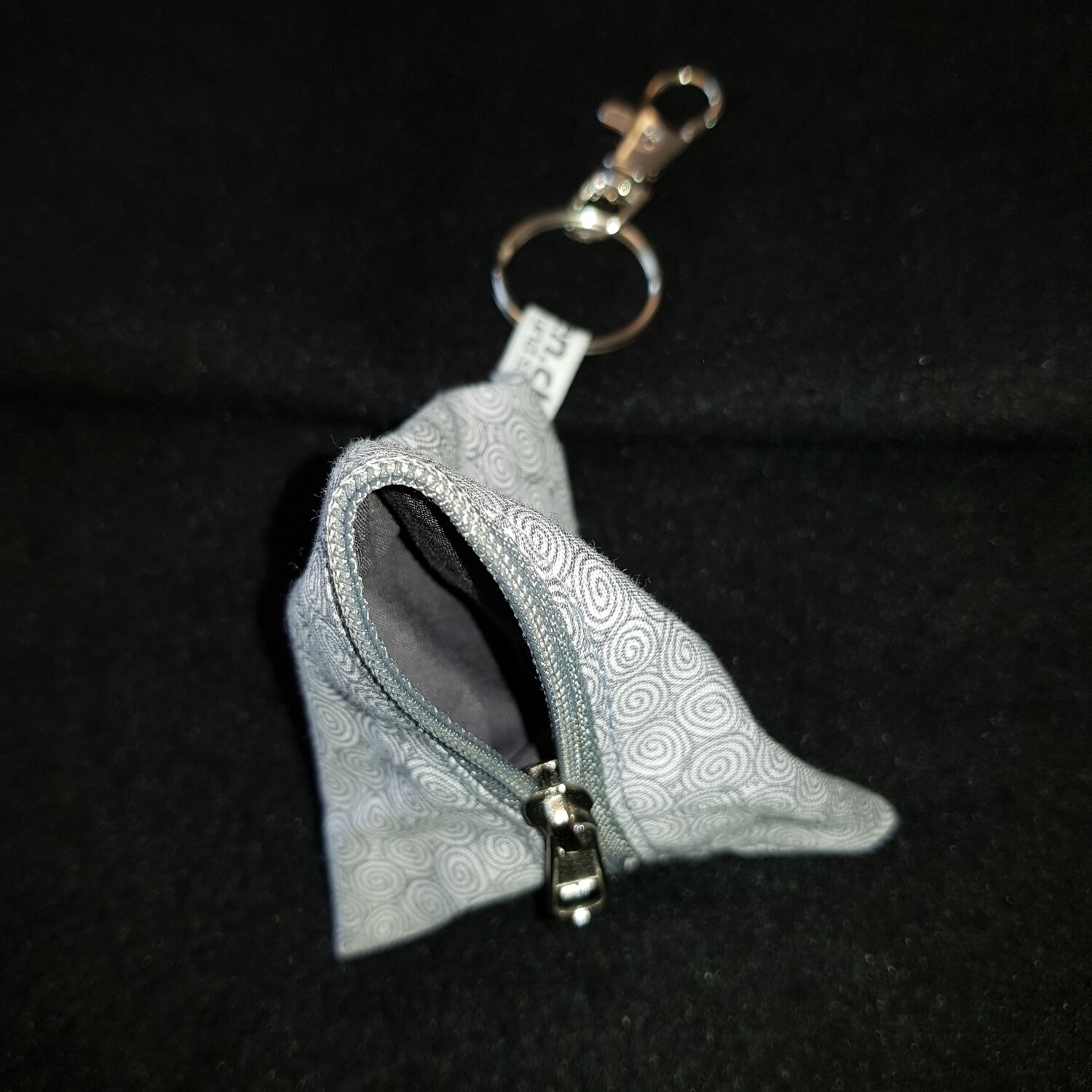 Schlüsselanhänger Pyramide grau gemustert