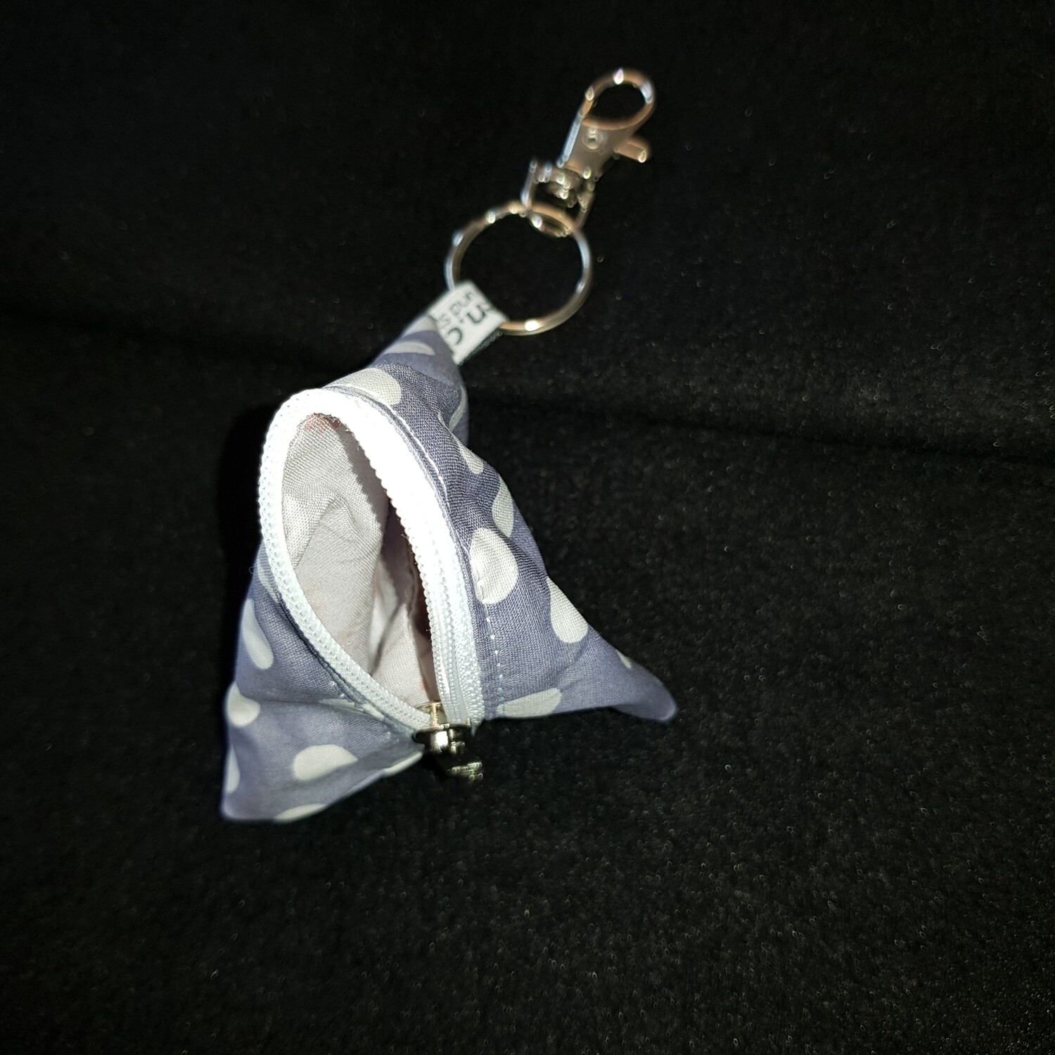 Schlüsselanhänger Pyramide grau weiss gepunktet