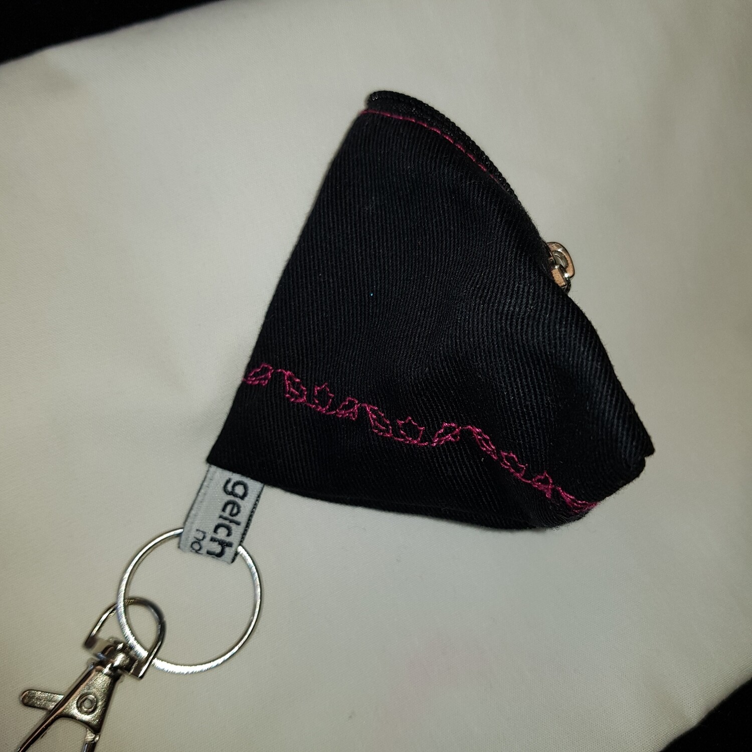 Schlüsselanhänger Pyramide schwarz pink Schlüsselanhänger Pyramide schwarz pink