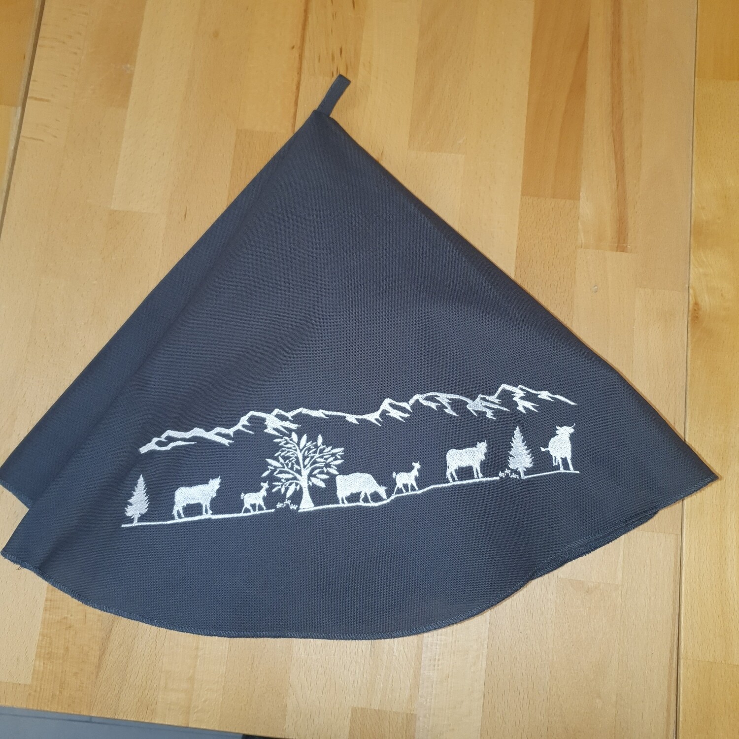 Putztuch anthrazit bestickt mit Scherenschnitt