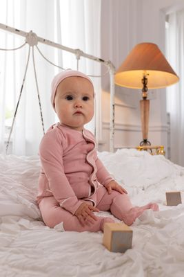 pouf-ribbed-grandpa-footie-pink-rgf-ss26-pnk