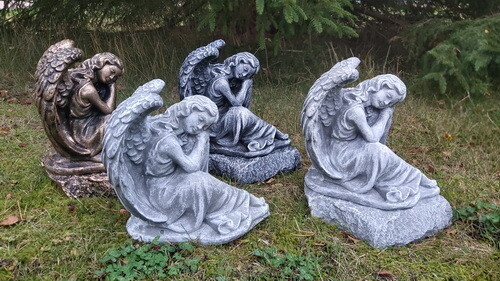 Eņģelis ar galvu uz sāna, pelēka Eņģelis ar galvu uz sāna, pelēka