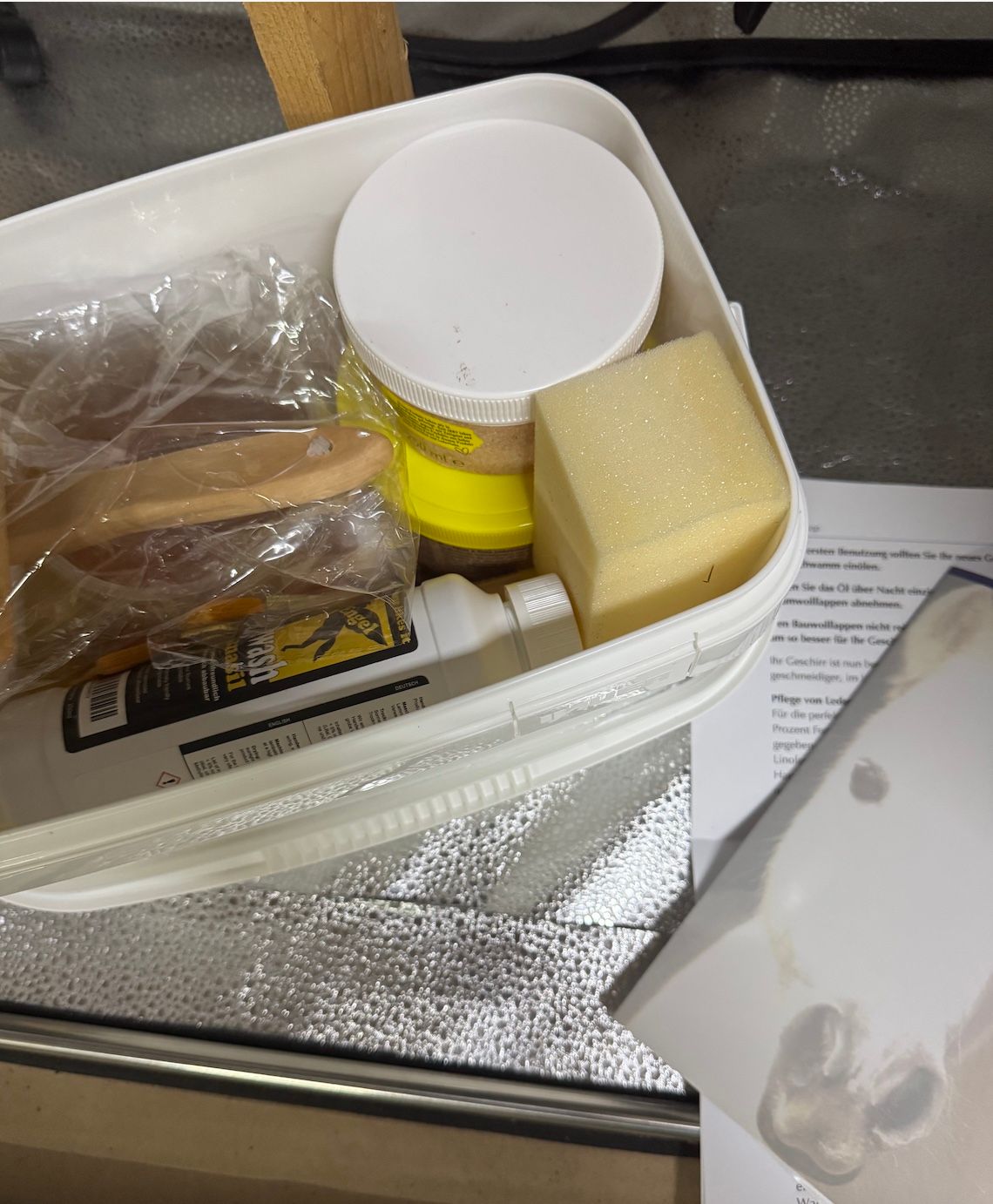 Lederpflege- und Lammfellpflegemittel im praktischen Behälter