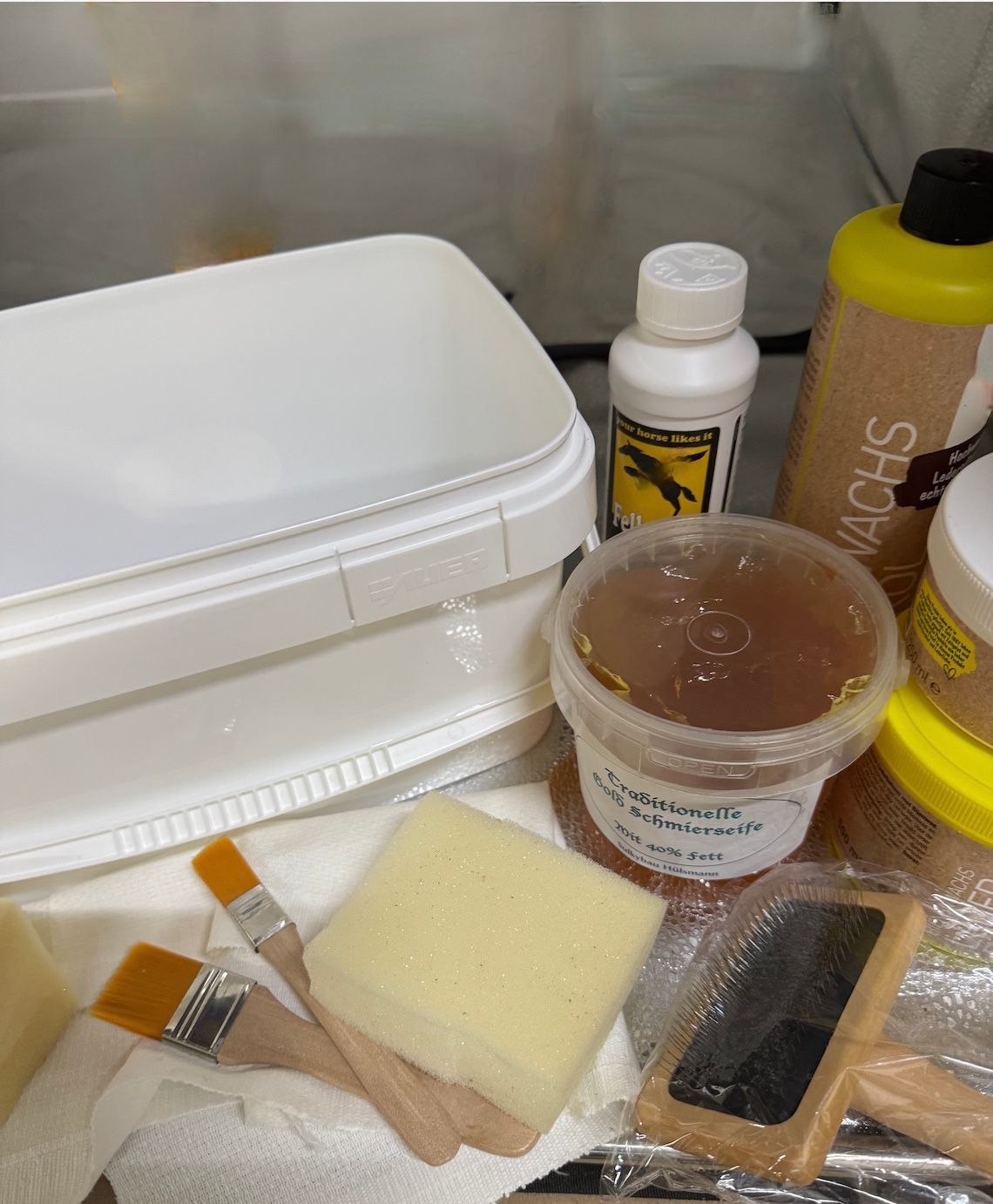 Lederpflege- und Lammfellpflegemittel im praktischen Behälter