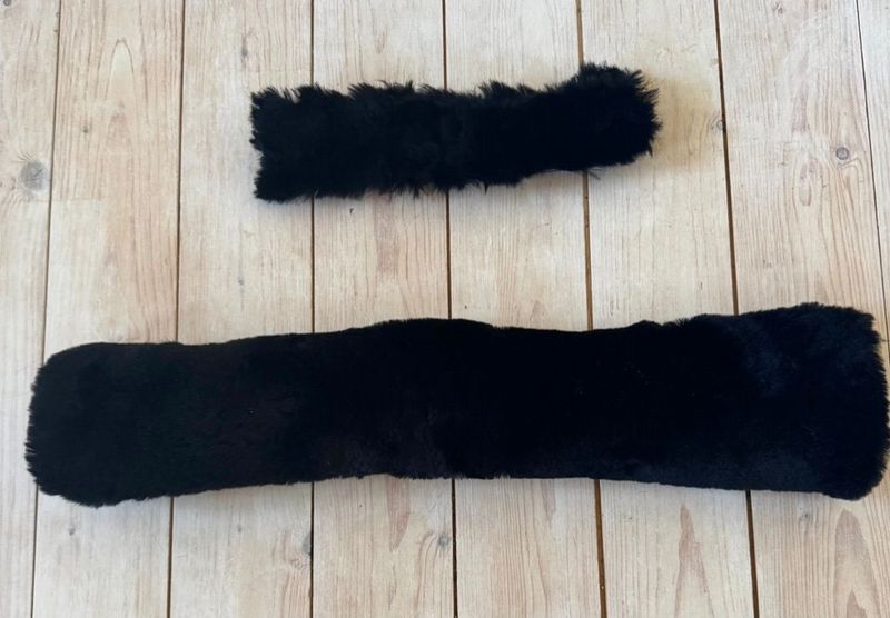 Lammfell Merino Fahrgurtbezug für Fahrgurt Ein- oder Zweispänner SH-Manufaktur Lammfell Merino Fahrgurtbezug für Fahrgurt Ein- oder Zweispänner SH-Manufaktur