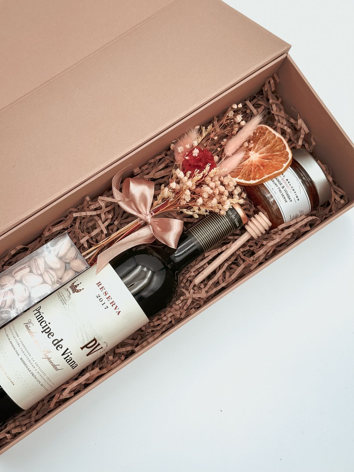 Botella de vino con mermelada y pistachios