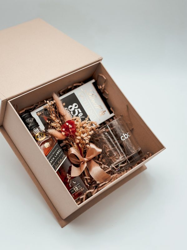 JW Black Label 200 ml, vaso personalizado y chocolate.