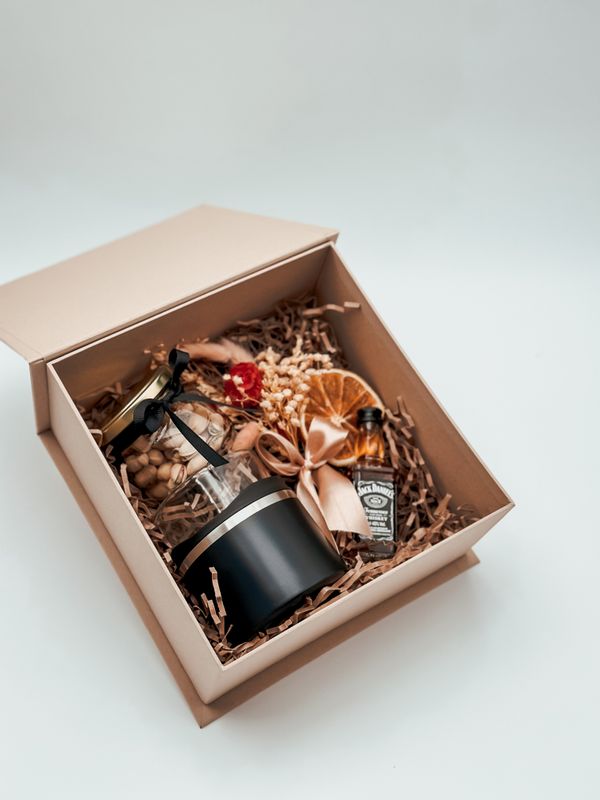 Porta vaso de doble pared, licor mini y pistachios.