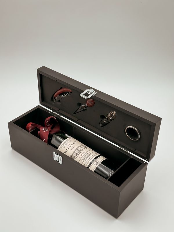 Caja de madera con set de vinos y Vino.