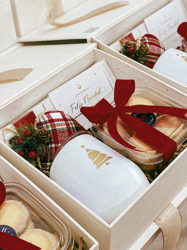 Termo, galletas y chocolates.