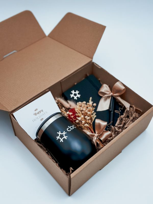 Termo, libreta y bolígrafo.