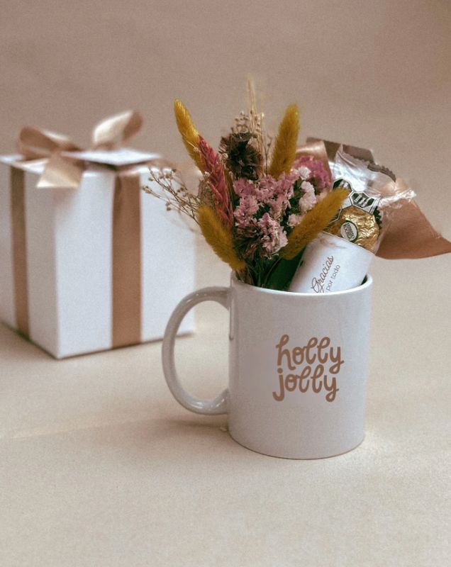 Taza de cerámica y chocolates