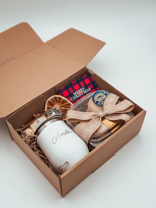 Termo, galletas y chocolates.