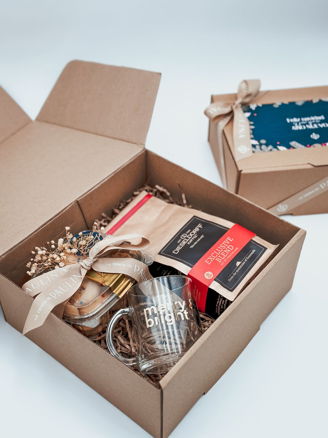 Cafecito, galletas y taza.