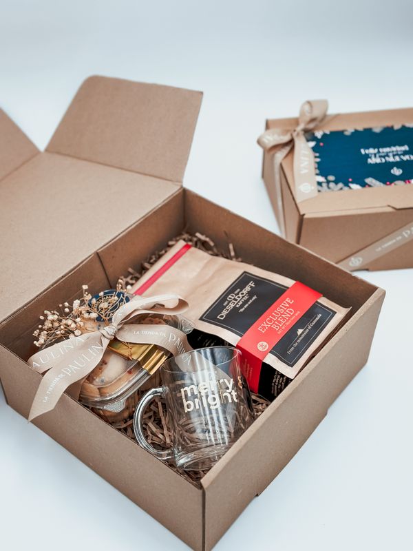 Cafecito, galletas y taza.