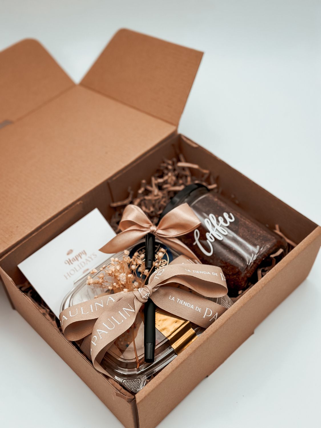 Cafecito, galletas y bolígrafo.