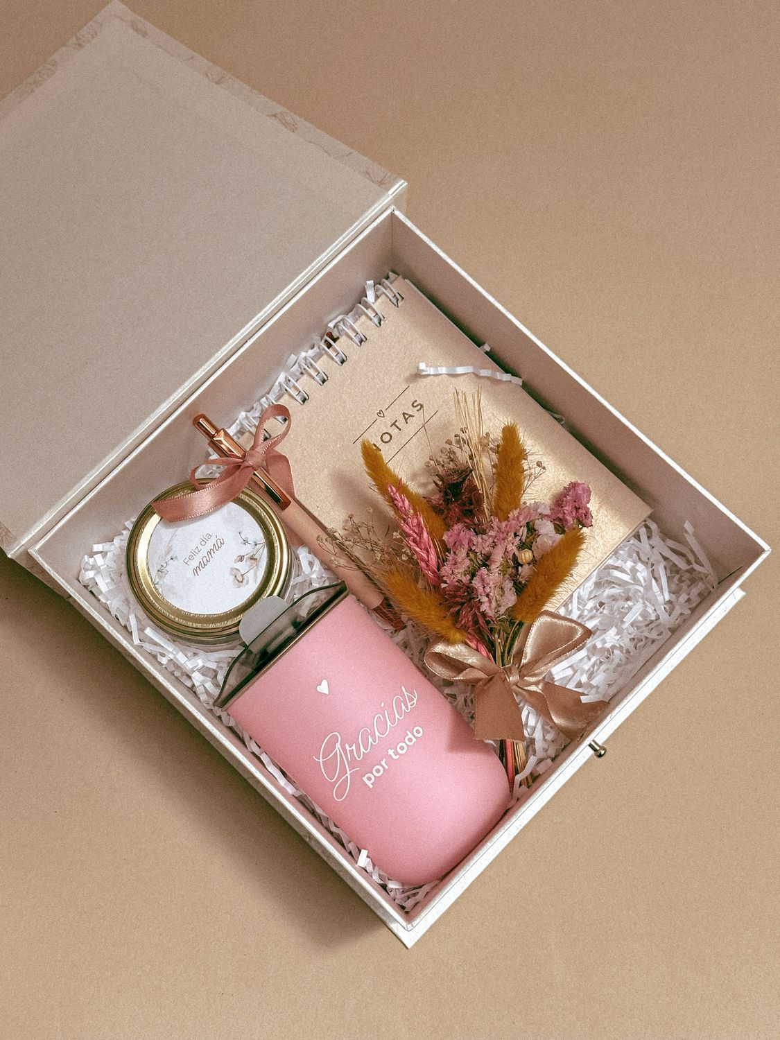 Termo, galletas y notas.