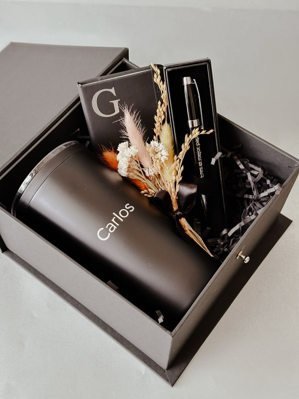 Termo, libreta y bolígrafo.