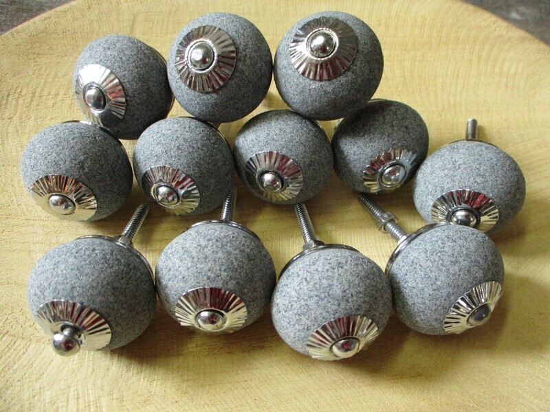 STONE LOOKING ROUND KNOB / PULL, 1 1/2" WIDE CERAMIC