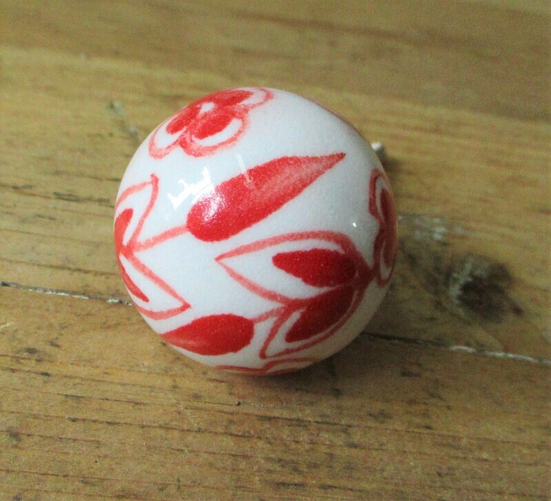 CERAMIC ROUND RED FLOWER AND LEAF KNOB / PULL