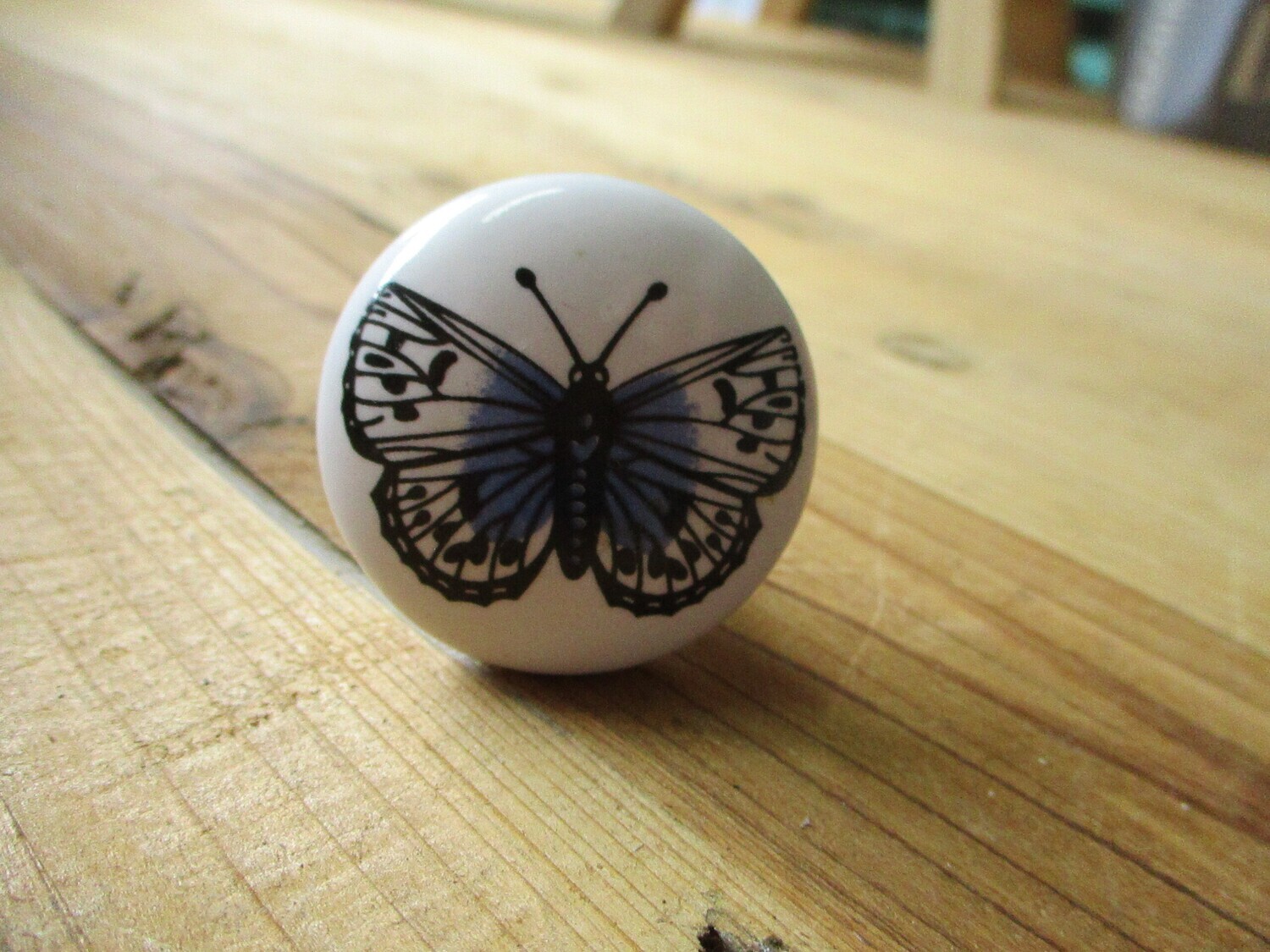 CERAMIC BUTTERFLY ROUND KNOBS