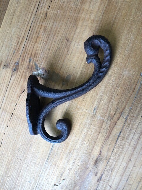 CAST IRON RUSTIC DOUBLE VINE HOOK