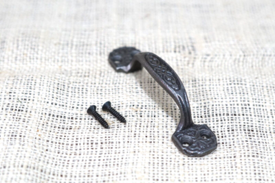 SMALL CAST IRON HANDLE / DRAWER PULL WITH VINTAGE DESIGN , 4 1/4