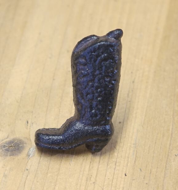 CAST IRON BOOT DRAWER PULL WITH ATTACHING SCREW