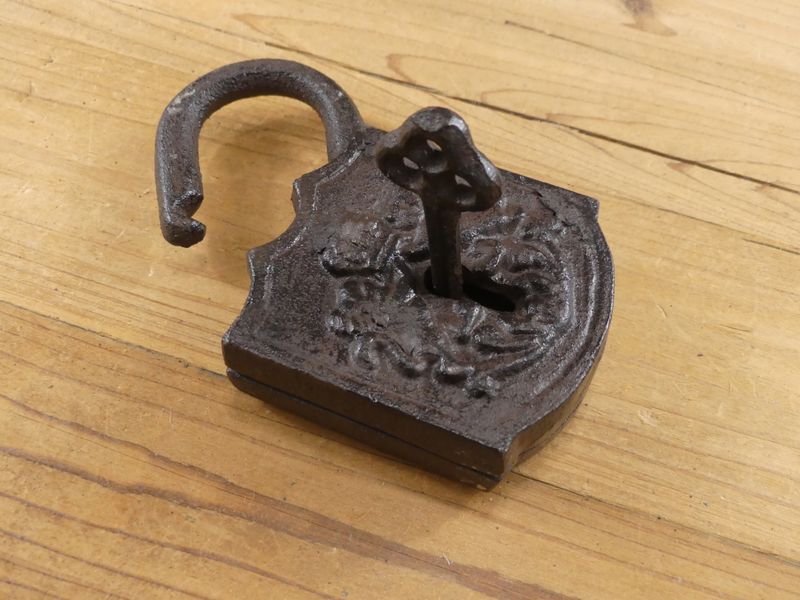 LARGE CAST IRON LOCK AND KEY SET (PROP) LARGE CAST IRON LOCK AND KEY SET (PROP)