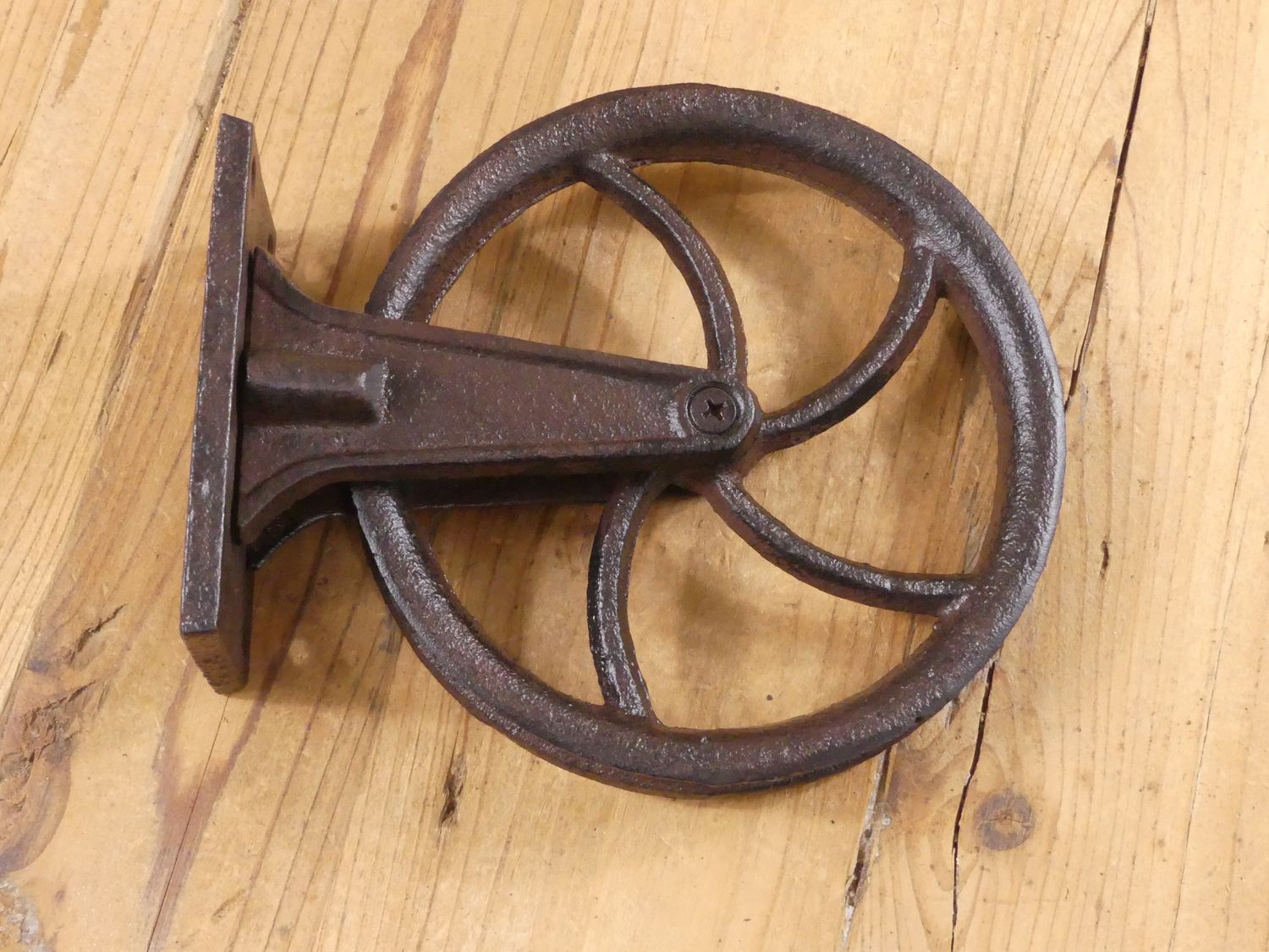 WALL MOUNTED RUSTIC PULLEY