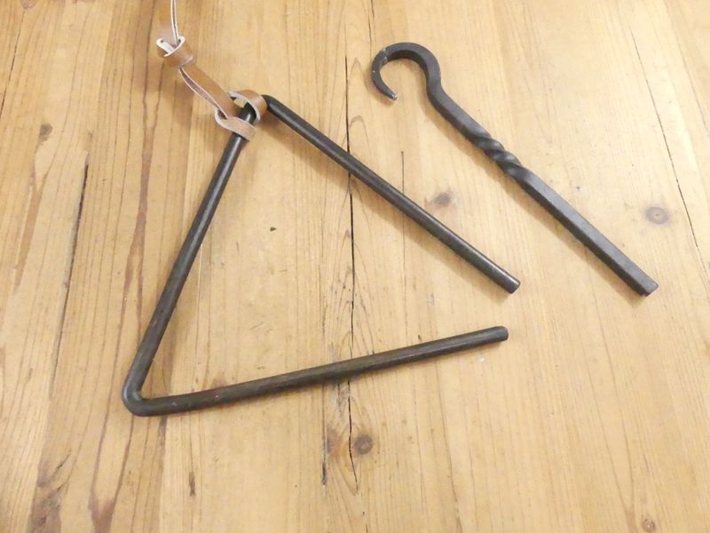 HAND FORGED TRIANGLE / CHUCKWAGON DINNER BELL