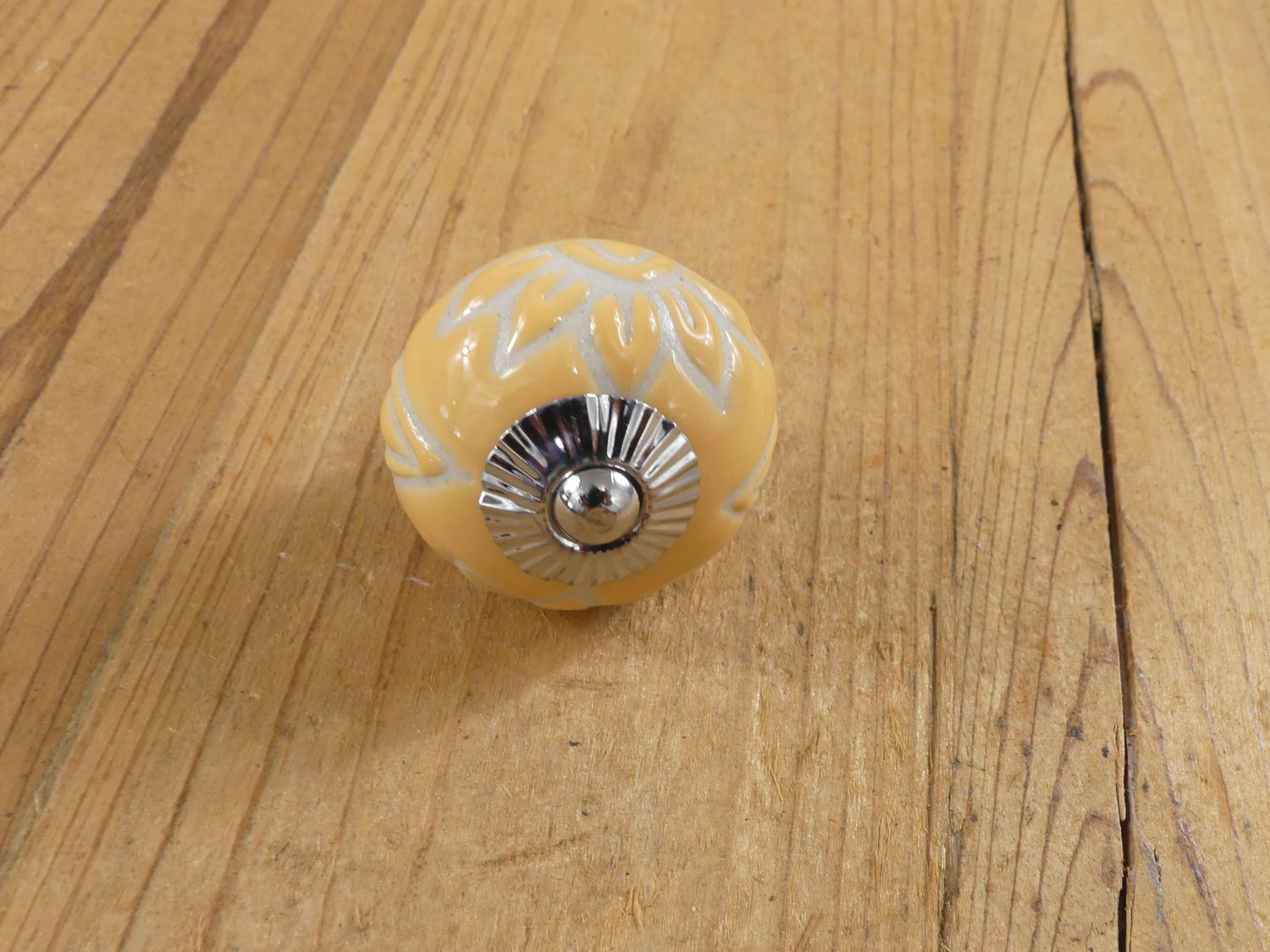 CERAMIC ROUND YELLOW KNOB