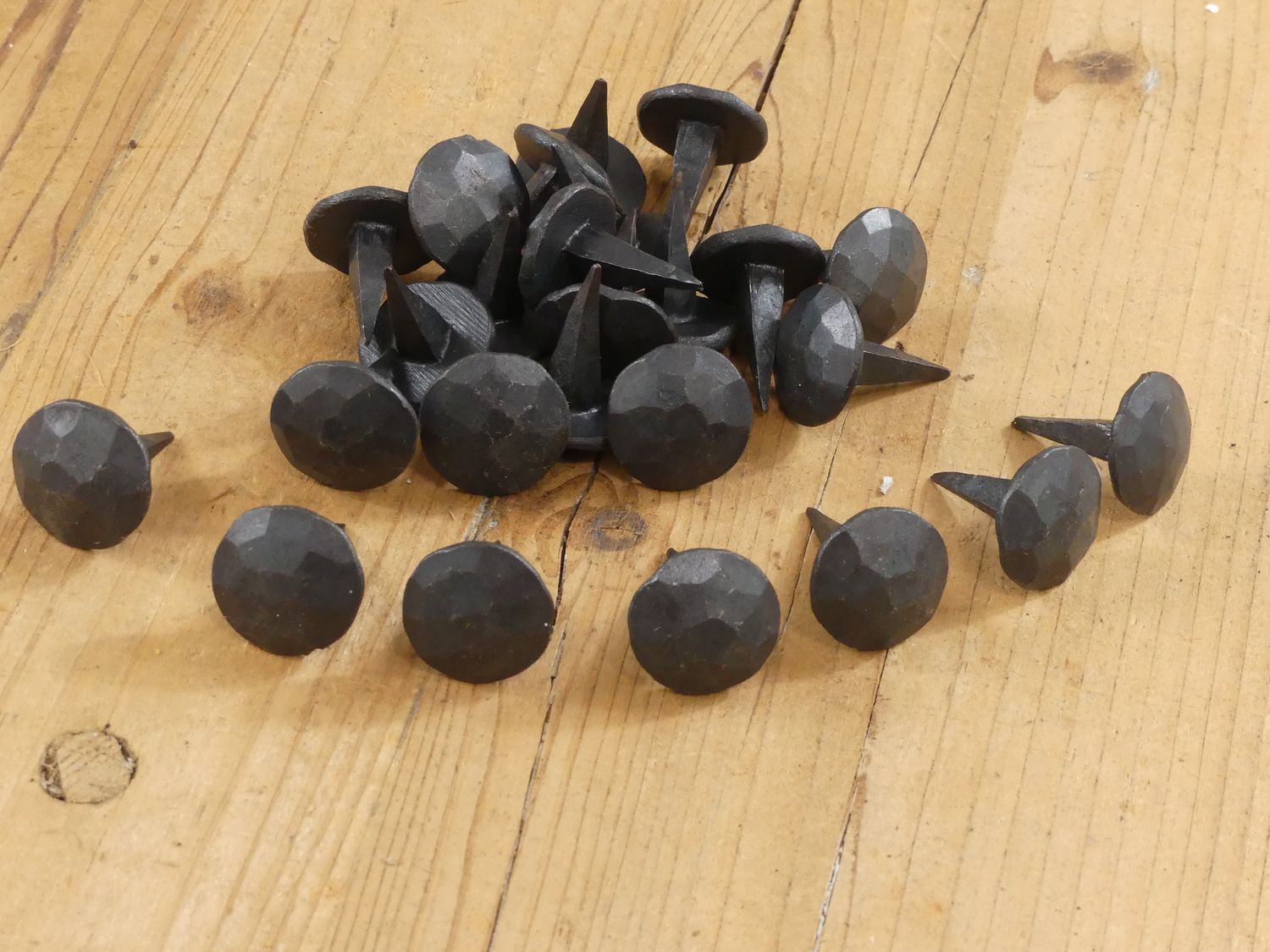 BLACK HAND FORGED IRON NAILS / CLAVOS, 1" WIDE AND 1 1/4" LONG