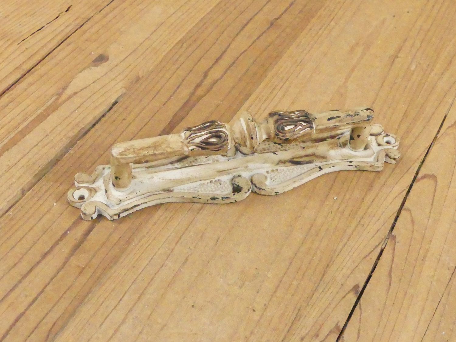 RUSTIC CREAM SHADE HANDLE, 7 1/2"